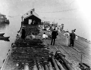 Hawthorne painting class on wharf, 1916